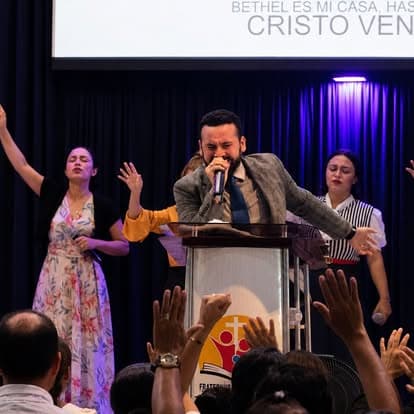 Ministro alabando en el altar
