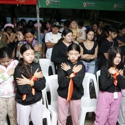 Jóvenes en tiempo de oración durante el campamento