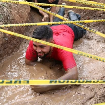 Joven superando dinámica de lodo en el campamento