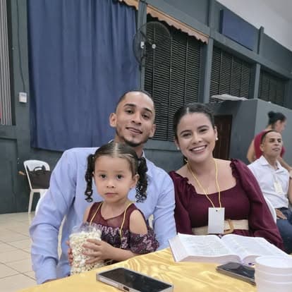 Familia joven en el culto